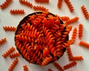 SARKANO LĒCU MAKARONI, BIO bezglutēna ZERO WASTE LESS WASTE KUULE.LV BEZIEPAKOJUMA VEIKALS