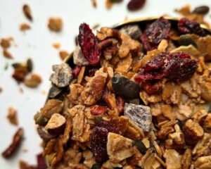 GRANOLA, ar dzērvenēm un aprikozēm ZERO WASTE LESS WASTE KUULE.LV BEZIEPAKOJUMA VEIKALS
