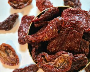 TOMĀTI, saulē kaltēti, ar sāli (pusītes) ZERO WASTE LESS WASTE KUULE.LV BEZIEPAKOJUMA VEIKALS