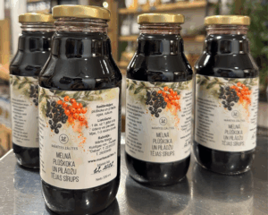 MELNĀ PLŪŠKOKA un PĪLĀDŽU OGU TĒJAS SĪRUPS