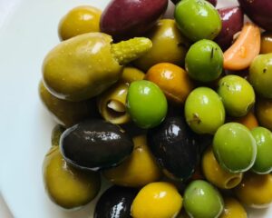 Karaliskās olīvas ar ķiplokiem, gurķīšiem, mandelēm, PIRI, PIRI, kalamata ZERO WASTE LESS WASTE KUULE.LV BEZIEPAKOJUMA VEIKALS