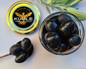 melnās OLĪVAS rozmarīna marinādē