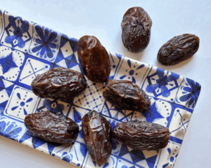 Dateles MEDJOUL JUMBO (ar kauliņiem)