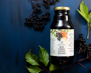 MELNĀ PLŪŠKOKA un PĪLĀDŽU OGU TĒJAS SĪRUPS